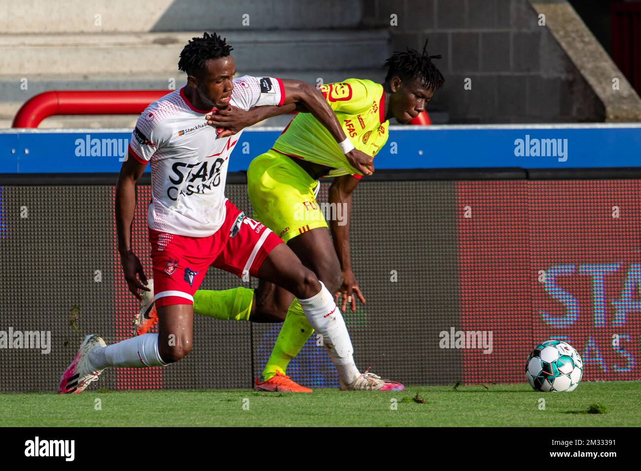 Mouscrons Eric Bocat und Mechelns Issa Kabore kämpfen um den Ball während des Spiels der Jupiler Pro League zwischen RE Mouscron und KV Mechelen in Mouscron, Freitag, den 14. August 2020, am 02. Tag der belgischen Fußballmeisterschaft. BELGA FOTO KURT DESPLENTER Stockfoto