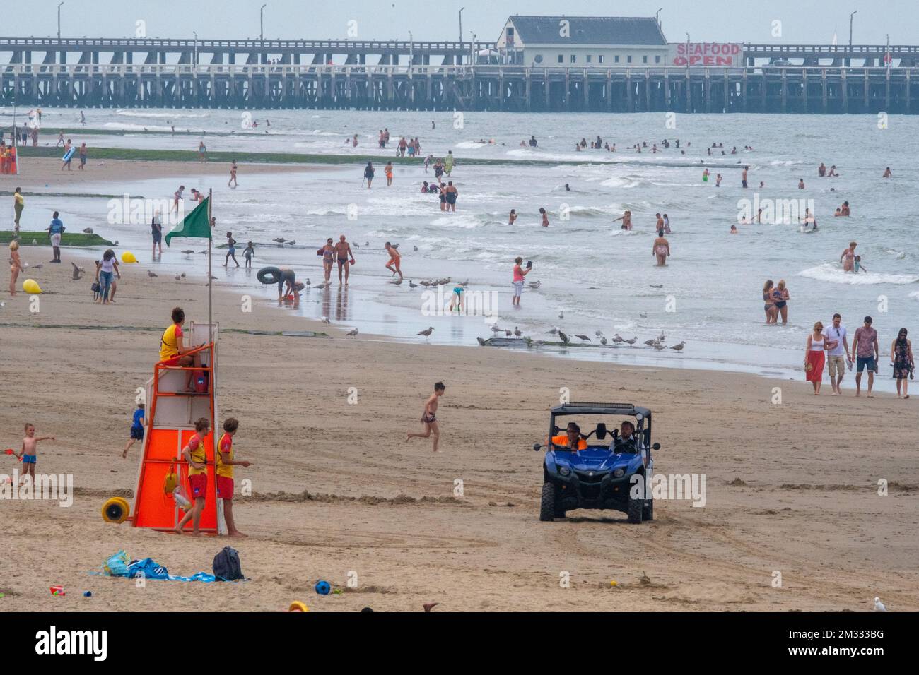 Das Bild zeigt eine Strandpatrouille der Polizei in Blankenberge an der belgischen Küste am Samstag, den 15. August 2020. BELGA FOTO NICOLAS MAETERLINCK Stockfoto