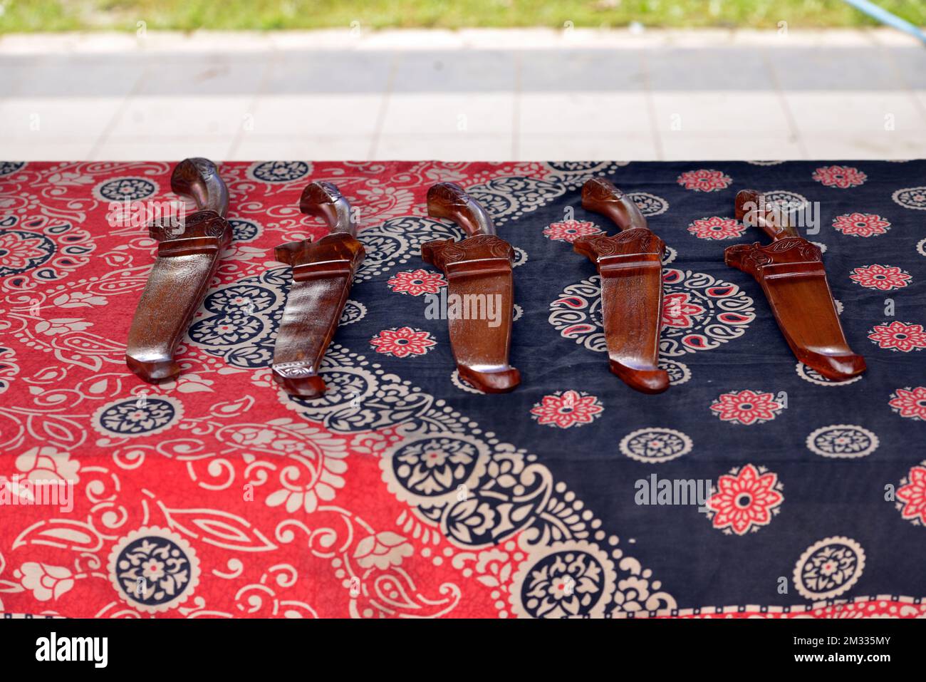 Traditionelle Bajau-Stammesmesser zum Verkauf auf dem Sonntagsmarkt (Tamu) in Kota Belud, Sabah, Borneo, Malaysia. Stockfoto