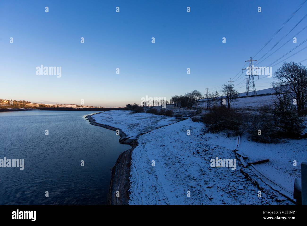 BAITINGS Reservoir, West Yorkshire, Großbritannien. 14.. Dezember 2022. UK Weather Winterszenen rund um die Yorkshire Water Reservoir Baitings in der Nähe von Ripponden, West Yorkshire, während der kalte Schnappschuss im gesamten Vereinigten Königreich weitergeht. Der Füllstand des Reservoirs ist immer noch niedrig, und die alte Brücke ist im oberen Teil noch sichtbar. Kredit: Windmill Images/Alamy Live News Stockfoto