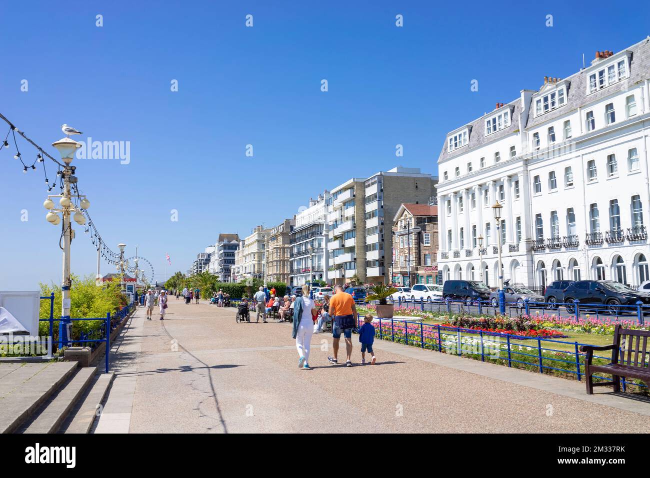 Eastbourne East Sussex Burlington Hotel an der Uferpromenade Leute, die an den Teppichgärten vorbeilaufen Eastbourne East Sussex England GB GB GB Europa Stockfoto