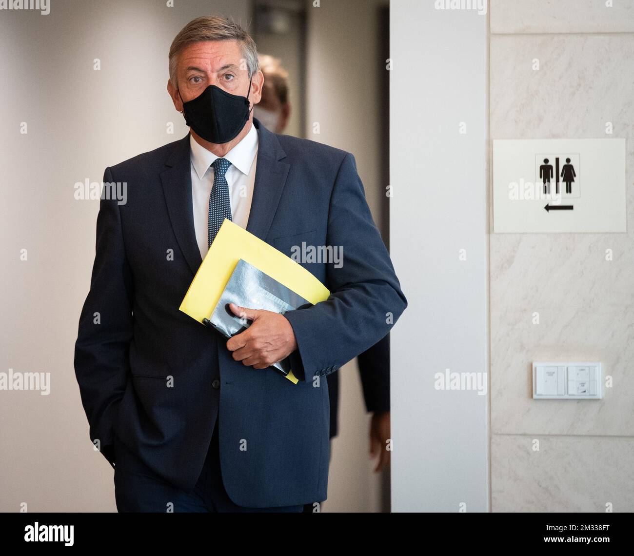 Der flämische Ministerpräsident Jan Jambon nahm am Dienstag, den 01. September 2020 auf einer Sitzung der gemeinsamen Kommission für Justiz und Inneres des bundesparlaments in Brüssel zum Fall Chovanec das Bild auf. Jambon, jetzt flämischer Ministerpräsident, war Bundesminister des Innern zum Zeitpunkt des Todes des slowakischen Staatsbürgers Jozef Chovanec in einer Polizeizelle am Flughafen BSCA Charleroi im Februar 2018. Vor kurzem hat die Witwe von Chovanec Videomaterial der Polizei mit dem Mann in seiner Zelle veröffentlicht, in dem ein Offizier tanzt, ein anderer einen Hitler-Gruß mitbringt. Der Fall wird noch geprüft Stockfoto