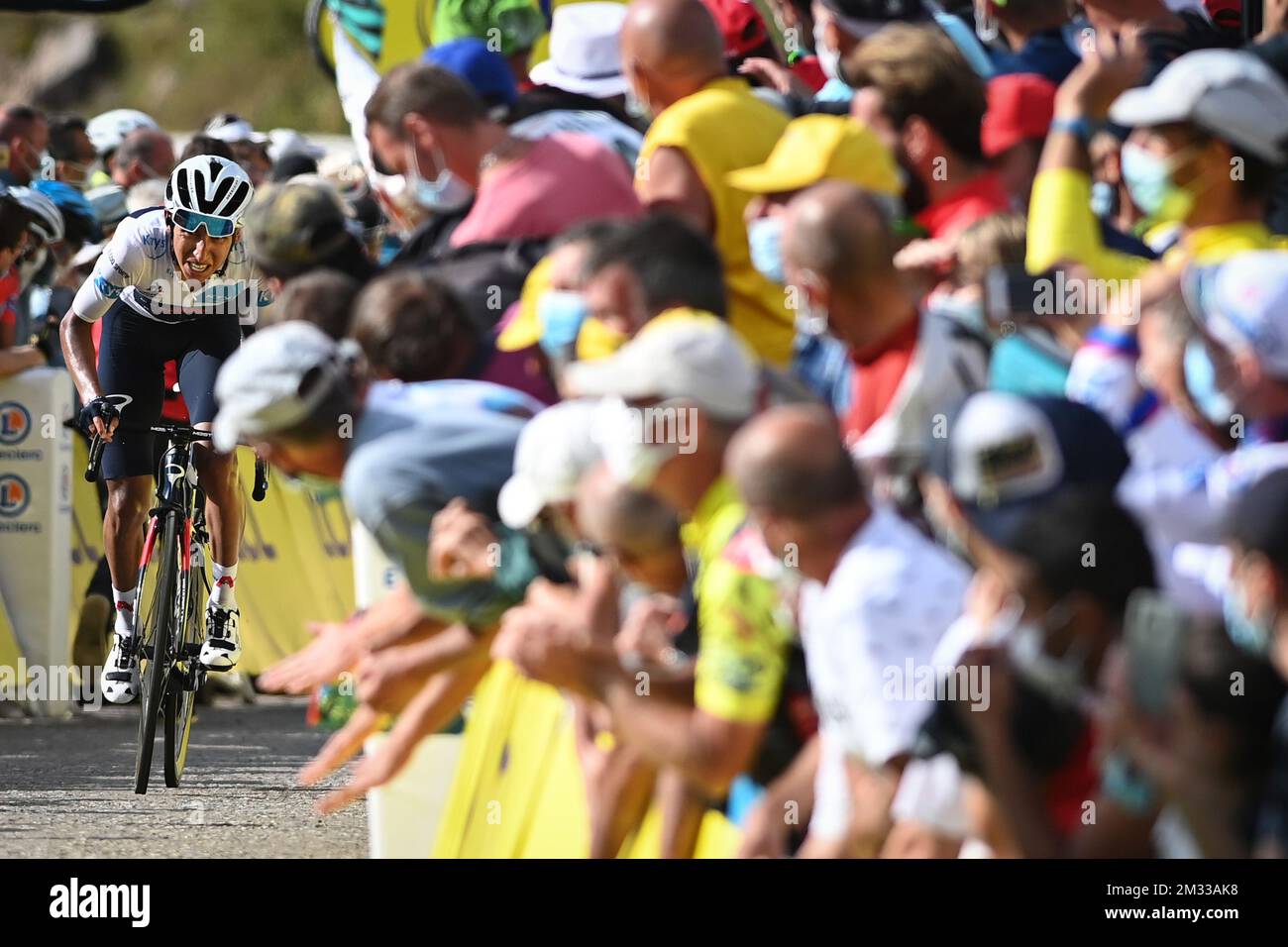 Egan Bernal von Ineos Grenadiers springen bis zum Ende von Stufe 13 der 107.. Ausgabe des Radrennen Tour de France von Chatel-Guyon nach Puy Mary Cantal (191,5 km), in Frankreich, Freitag, den 11. September 2020. Die diesjährige Tour de France wurde aufgrund der weltweiten Covid-19-Pandemie verschoben. Das 2020-Rennen beginnt in Nizza am Samstag, den 29. August, und endet am 20. September. BELGA FOTO DAVID STOCKMAN Stockfoto