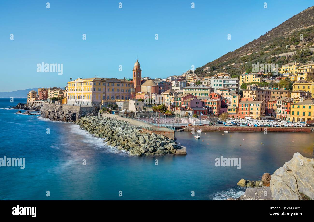 Genua, Italien. Blick auf den kleinen Seehafen im Viertel Nervi (Porticciolo di Nervi) Stockfoto