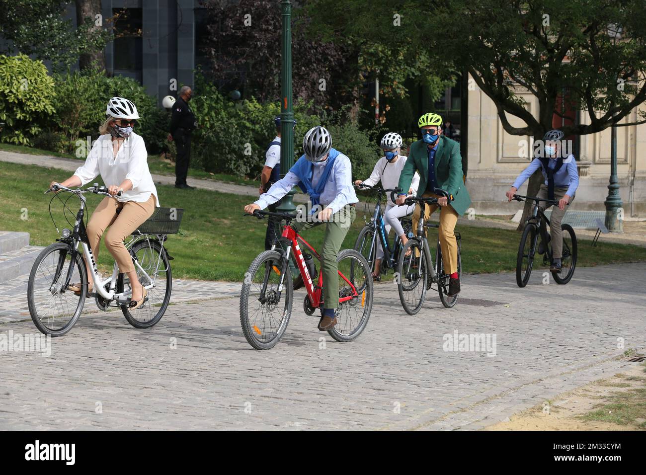 Königin Mathilde von Belgien, König Philippe - Filip von Belgien, Prinzessin Eleonore, Prinz Gabriel und Prinz Emmanuel kommen mit dem Fahrrad für einen königlichen Besuch im Haus der europäischen Geschichte (Huis van de Europese Geschiedenis - Maison de l'histoire Europeennee) in Brüssel, Sonntag, den 20. September 2020. Zusammen mit dem autofreien Sonntag findet in Brüssel der Tag der offenen Denkmäler statt. BELGA FOTO NICOLAS MAETERLINCK Stockfoto