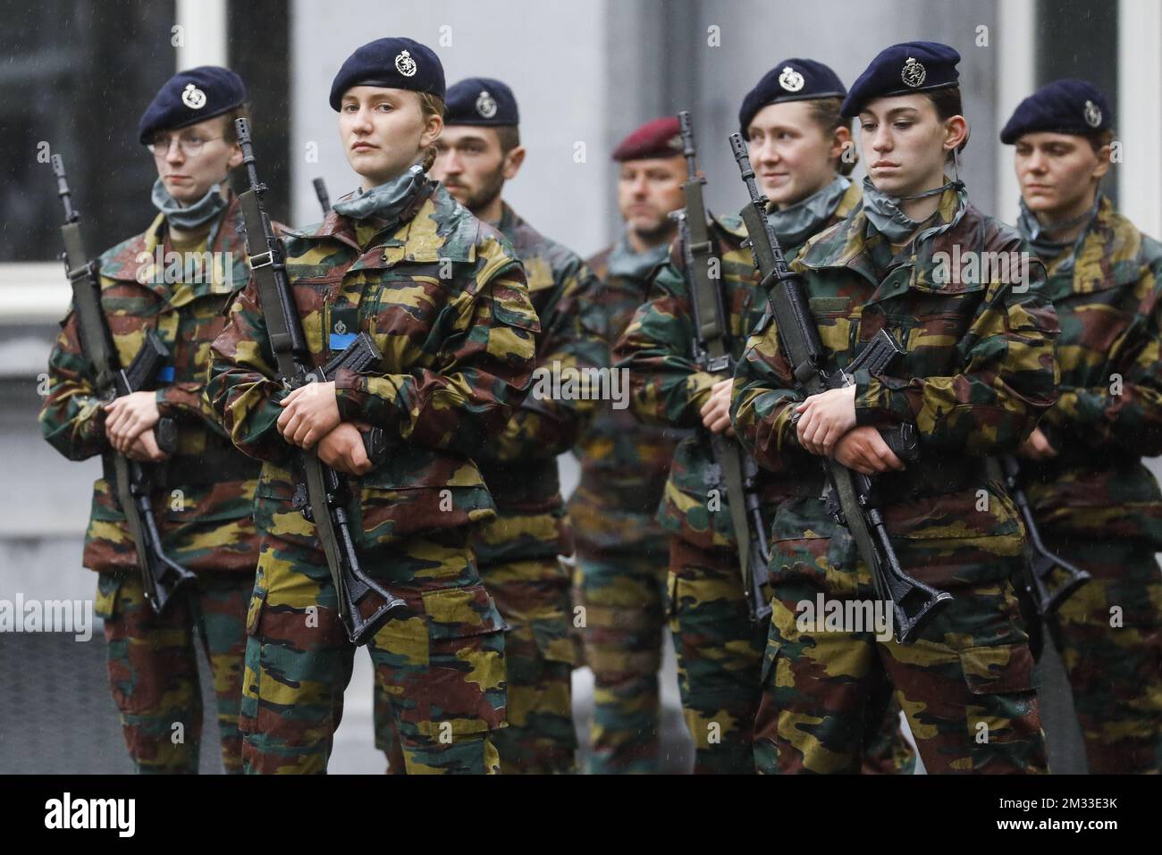 Kronprinzessin Elisabeth (2L), die während der Blue Berets Parade, bei der die Studenten der Royal Military Academy im ersten Jahr, Die die militärische Einführungsphase erfolgreich abgeschlossen hat, wird am Freitag, den 25. September 2020, in Brüssel mit einer Blauhelme präsentiert.Kronprinzessin Elisabeth studiert im ersten Jahr an der Royal Military Academy (KMS-ERM - Koninklijke Militaire School - Ecole Royale Militaire, dieses Jahr). Stockfoto