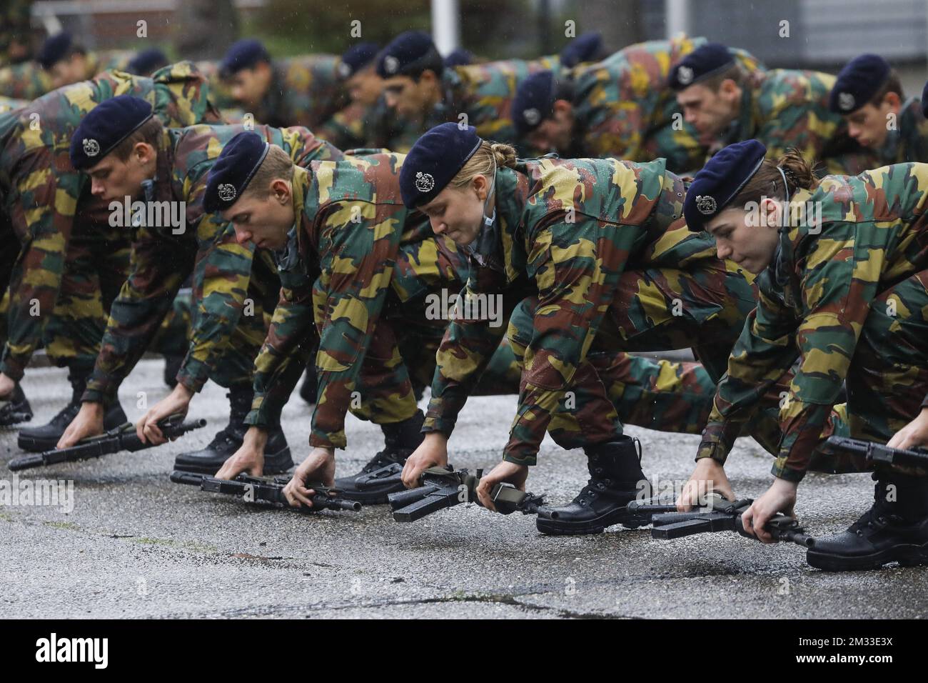 Kronprinzessin Elisabeth (2R), die während der Blue Berets Parade, bei der die Studenten der Royal Military Academy im ersten Jahr, Die die militärische Einführungsphase erfolgreich abgeschlossen hat, wird am Freitag, den 25. September 2020, in Brüssel mit einer Blauhelme präsentiert.Kronprinzessin Elisabeth studiert im ersten Jahr an der Royal Military Academy (KMS-ERM - Koninklijke Militaire School - Ecole Royale Militaire, dieses Jahr). Stockfoto