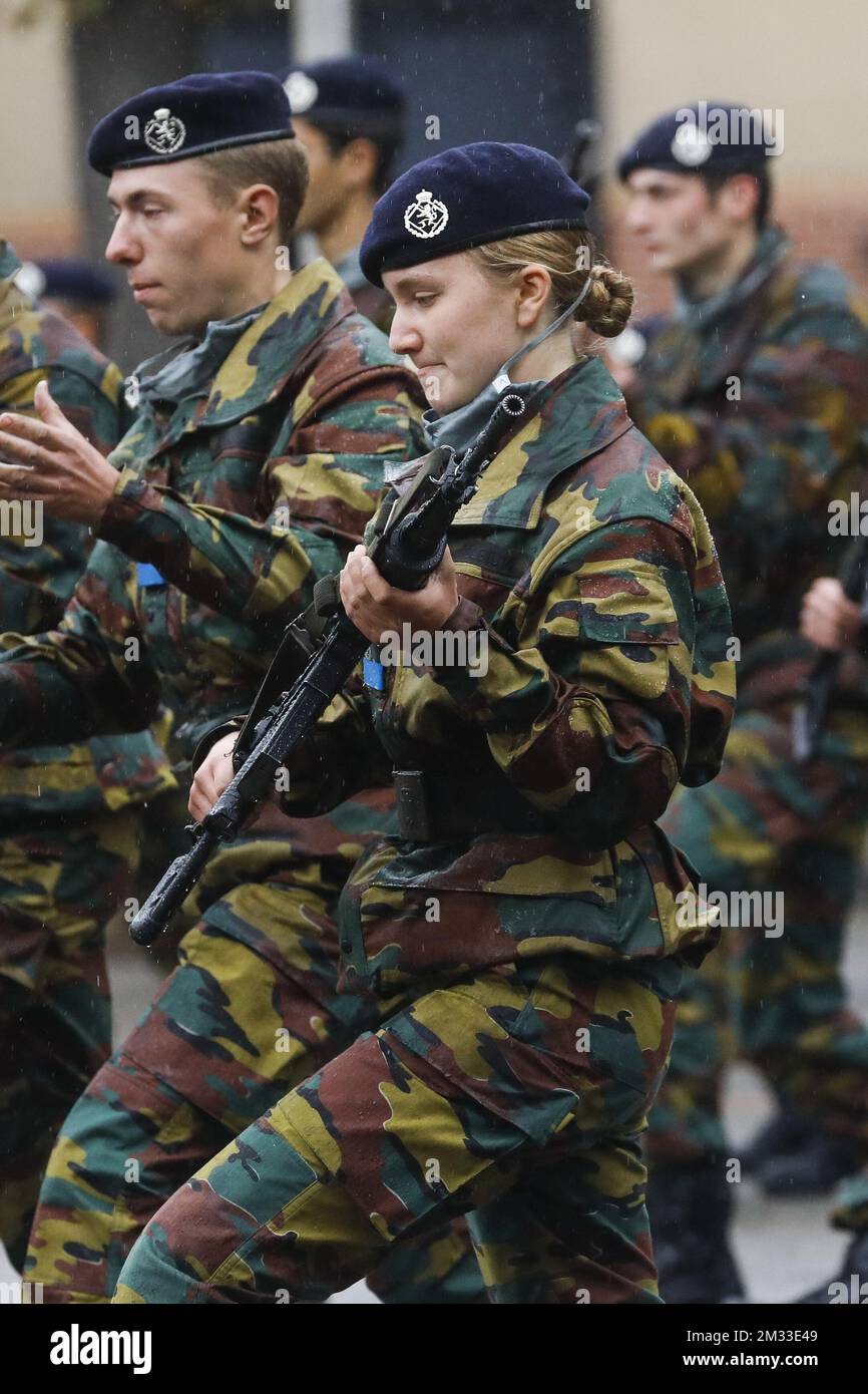 Kronprinzessin Elisabeth wurde während der Blue Berets Parade fotografiert, bei der die Schüler der Royal Military Academy im ersten Jahr, Die die militärische Einführungsphase erfolgreich abgeschlossen hat, wird am Freitag, den 25. September 2020, in Brüssel mit einer Blauhelme präsentiert.Kronprinzessin Elisabeth studiert im ersten Jahr an der Royal Military Academy (KMS-ERM - Koninklijke Militaire School - Ecole Royale Militaire, dieses Jahr). Stockfoto