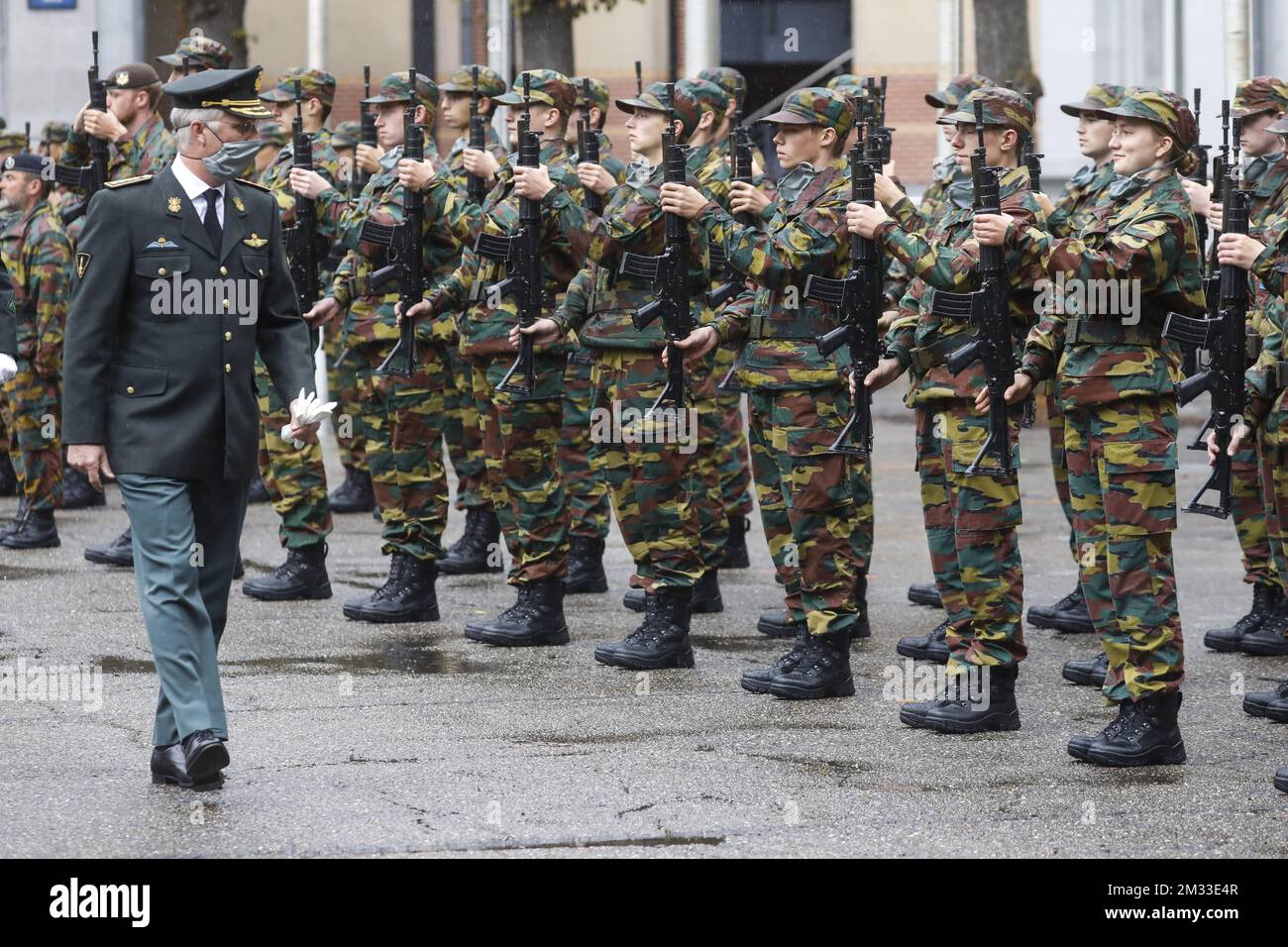 König Philippe - Filip von Belgien und Kronprinzessin Elisabeth (R), die während der Parade der Blauen Berets, bei der die Studenten der Königlichen Militärakademie im ersten Jahr, Die die militärische Einführungsphase erfolgreich abgeschlossen hat, wird am Freitag, den 25. September 2020, in Brüssel mit einer Blauhelme präsentiert.Kronprinzessin Elisabeth studiert im ersten Jahr an der Royal Military Academy (KMS-ERM - Koninklijke Militaire School - Ecole Royale Militaire, dieses Jahr). Stockfoto