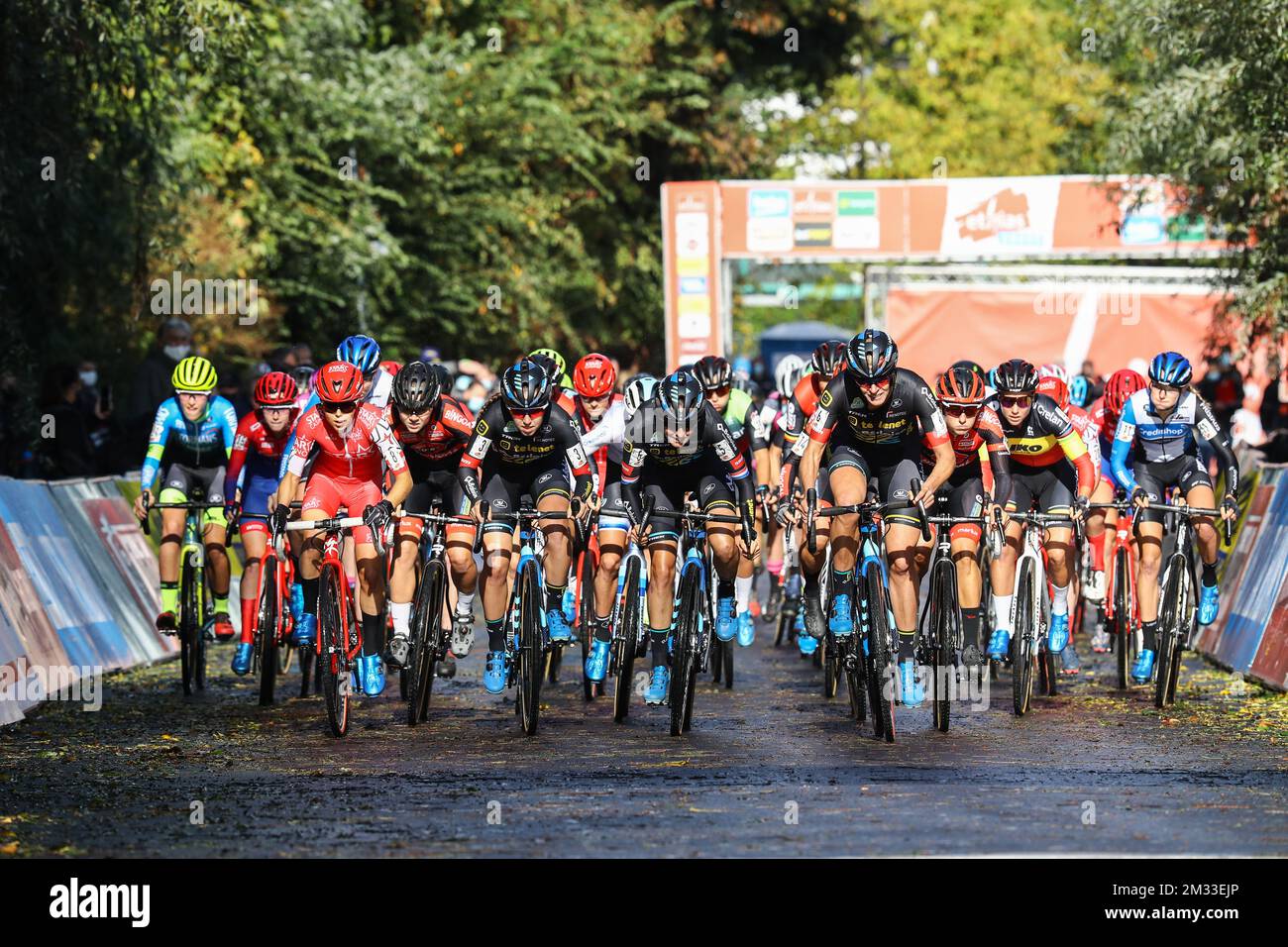 Beginn des Frauenelitenrennen des „Rapencross“-Cyclocross in Lokeren, das erste Rennen des „Ethias Cross“-Wettbewerbs, Samstag, den 26. September 2020. BELGA FOTO DAVID PINTENS Stockfoto