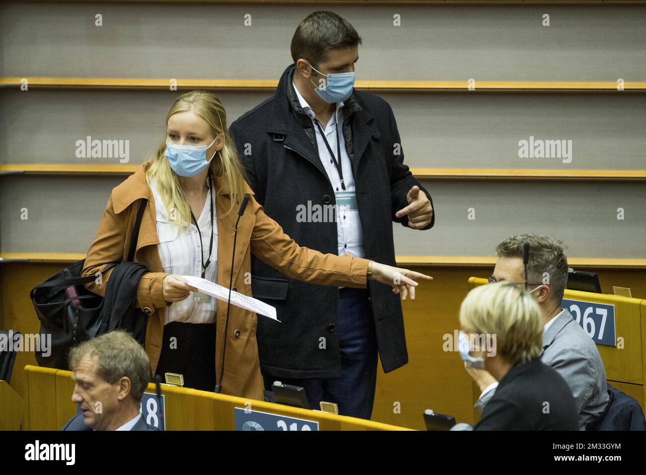 melissa Depraetere (L) von sp.A, abgebildet auf einer Plenartagung der belgischen Bundeskammer, die am Donnerstag, den 01. Oktober 2020 im Europäischen Parlament in Brüssel stattfand. Nach 494 Tagen hat Belgien eine neue Bundesregierung. Um allen Kammermitgliedern die Teilnahme an der Einrichtung unter Einhaltung der Vorschriften über soziale Entfernungen in der anhaltenden Coronavirus-Krise zu ermöglichen, wurde die Sitzungsperiode der Kammer vom belgischen bundesparlament auf die Hemisphäre des Europäischen parlaments verlegt. BELGA FOTO JASPER JACOBS Stockfoto