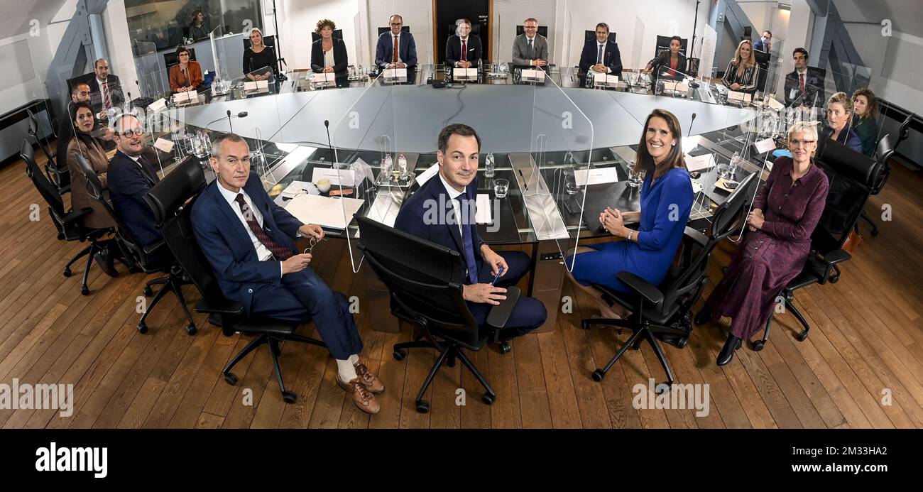 ACHTUNG REDAKTEURE - BELGA-HANDOUT FOTO - OBLIGATORISCHE KREDITKANZLEI DES PREMIERMINISTERS - KANZLERIN DES MINISTERPRÄSIDENTEN - KANSELARIJ VAN DE EERSTE MINISTER - KEIN VERKAUF - KEIN MARKETING - Premierminister Alexander De Croo und seine Regierung werden am Tisch des Ersten ministerrates der abgebildet Die neue Regierung von Vivaldi im Büro des Brüsseler Premierministers in der Rue de La Loi 16 - Wetstraat 16, Donnerstag, den 01. Oktober 2020, in Brüssel. Belgien wartete seit den Bundeswahlen vom 26. Mai 2019 auf eine Bundesregierung. BELGA FOTO DIRK WAEM Stockfoto