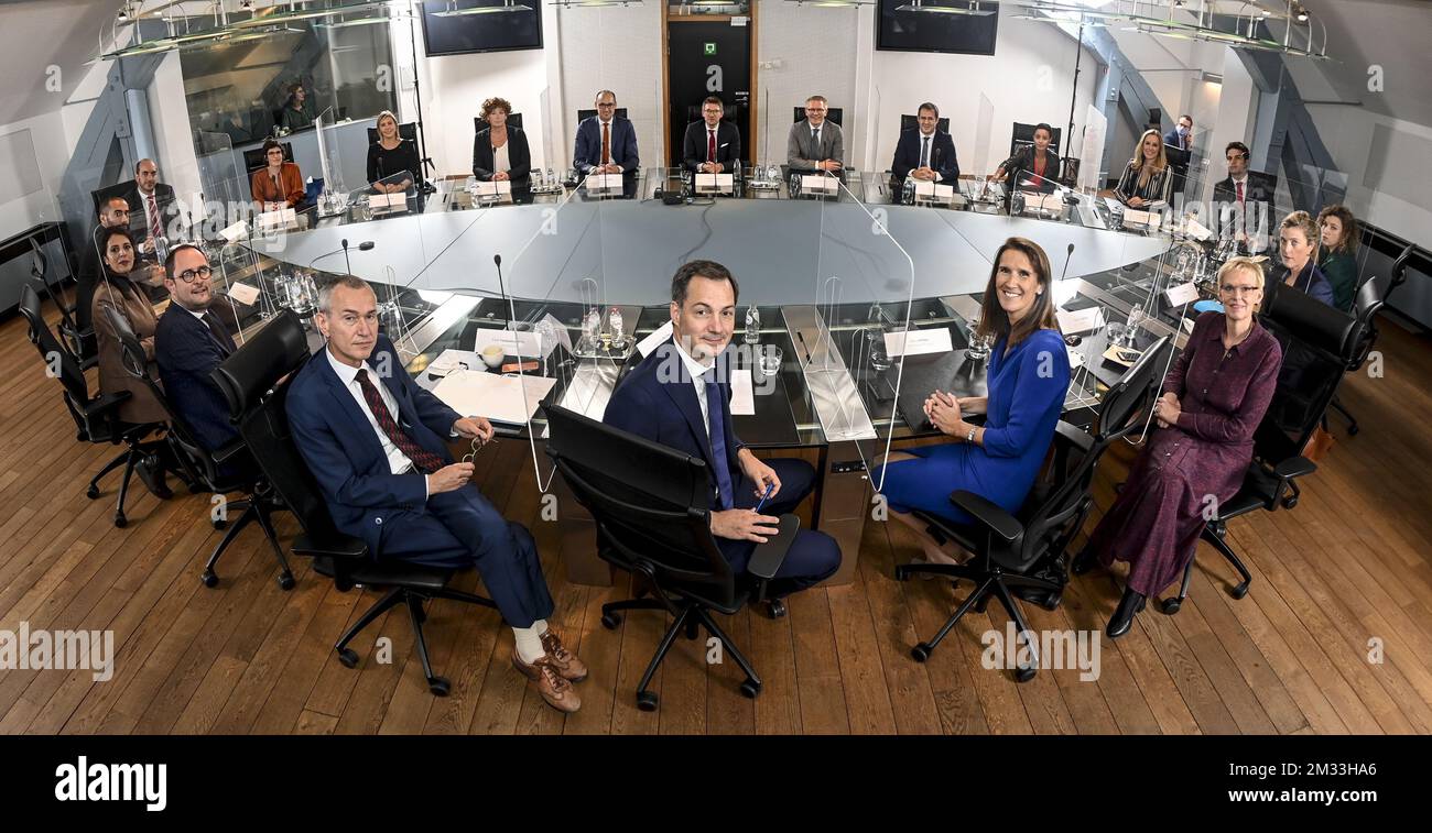 ACHTUNG REDAKTEURE - BELGA-HANDOUT FOTO - OBLIGATORISCHE KREDITKANZLEI DES PREMIERMINISTERS - KANZLERIN DES MINISTERPRÄSIDENTEN - KANSELARIJ VAN DE EERSTE MINISTER - KEIN VERKAUF - KEIN MARKETING - Premierminister Alexander De Croo und seine Regierung werden am Tisch des Ersten ministerrates der abgebildet Die neue Regierung von Vivaldi im Büro des Brüsseler Premierministers in der Rue de La Loi 16 - Wetstraat 16, Donnerstag, den 01. Oktober 2020, in Brüssel. Belgien wartete seit den Bundeswahlen vom 26. Mai 2019 auf eine Bundesregierung. BELGA FOTO DIRK WAEM Stockfoto