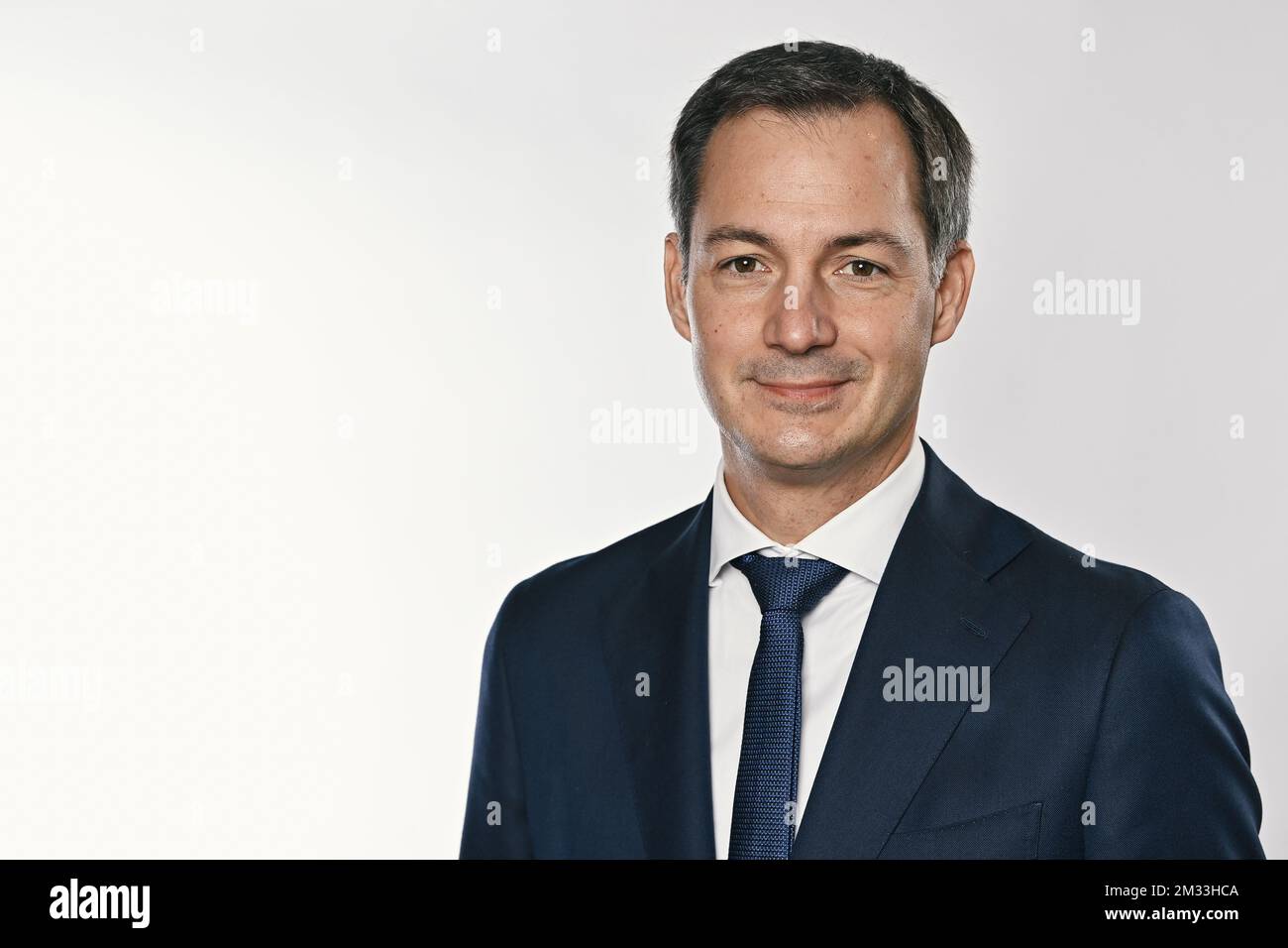 ACHTUNG REDAKTEURE - BELGA-HANDOUT FOTO - OBLIGATORISCHE KREDITVERGABE KANZLERIN DES PREMIERMINISTERS - KANZLERIN DES PREMIERMINISTERS - KANSELARIJ VAN DE EERSTE MINISTER - KEIN VERKAUF - KEIN MARKETING - Premierminister Alexander De Croo postet für Fotografen in marge des Ersten ministerrates der Neuen Vivaldi-Regierung, im Büro des Brüsseler Premierministers in der Rue de La Loi 16 - Wetstraat 16, Donnerstag, den 01. Oktober 2020, in Brüssel. Belgien wartete seit den Bundeswahlen vom 26. Mai 2019 auf eine Bundesregierung. BELGA FOTO DIRK WAEM Stockfoto