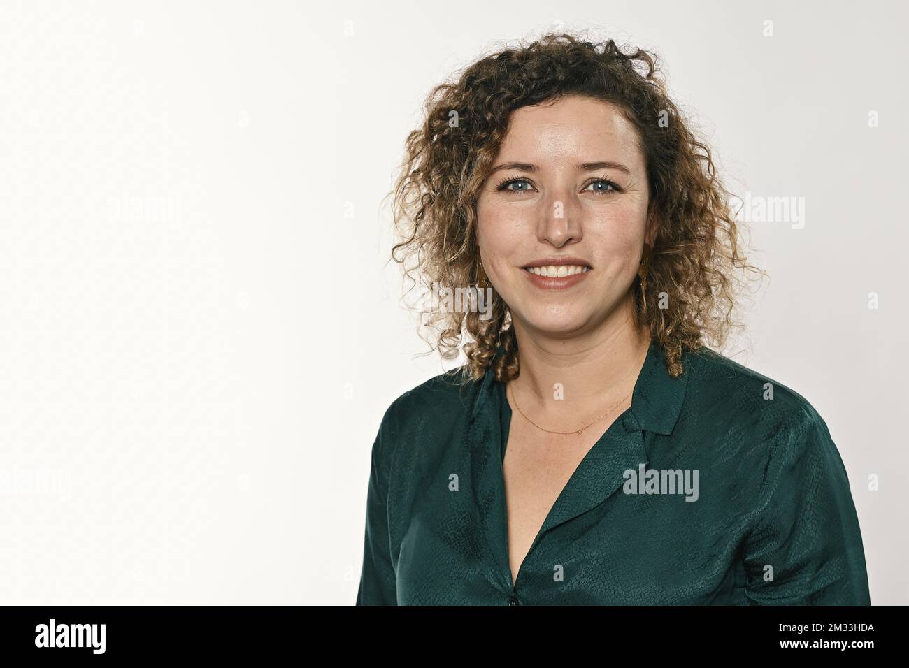 ACHTUNG REDAKTEURE - BELGA HANDOUT FOTO - OBLIGATORISCHE KREDITVERGABE KANZLERIN DES PREMIERMINISTERS - KANZLERIN DES MINISTERPRÄSIDENTEN - KANSELARIJ VAN DE EERSTE MINISTER - KEIN VERKAUF - KEIN MARKETING - Staatssekretärin für Gleichstellung und Vielfalt Sarah Schlitz pocht für Fotograf in marge der ersten Minister rat der neuen Regierung von Vivaldi im Büro des Brüsseler Ministerpräsidenten in der Rue de La Loi 16 - Wetstraat 16, Donnerstag, den 01. Oktober 2020, in Brüssel. Belgien wartete seit den Bundeswahlen vom 26. Mai 2019 auf eine Bundesregierung. BELGA FOTO DIRK WAEM Stockfoto