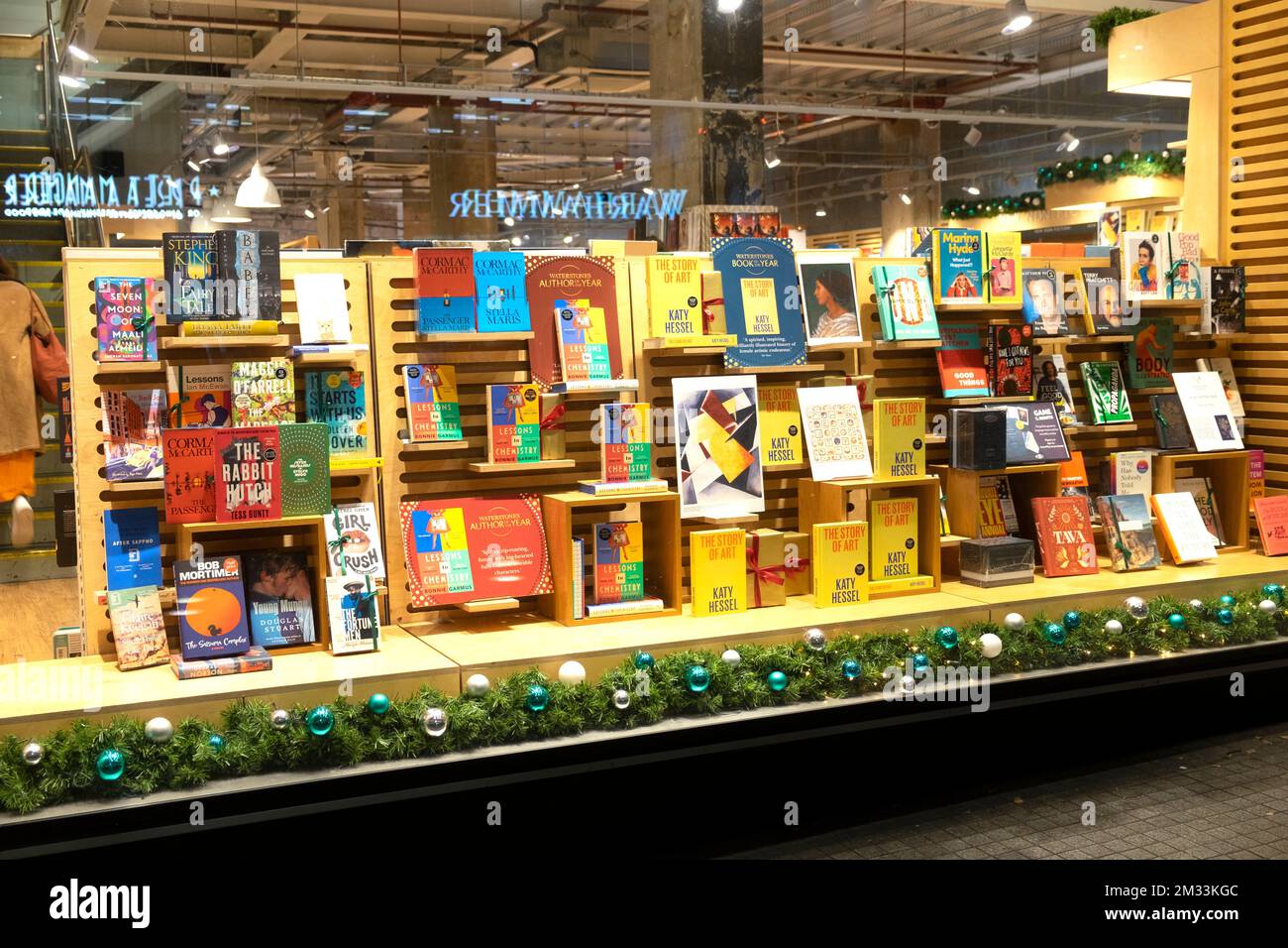 Ausgestellte Bücher im Waterstones Buchladen Fenster im Broadgate Circle New Store 2022 London England UK KATHY DEWITT Stockfoto
