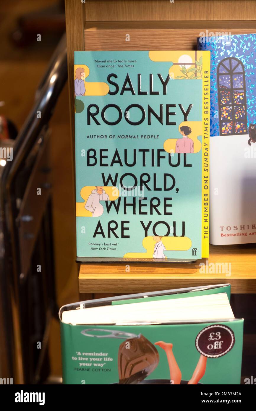 Sally Rooney „Beautiful World Where Are You“ Buch Cover im Waterstones Buchladen Fenster im Broadgate 2022 London England UK KATHY DEWITT Stockfoto
