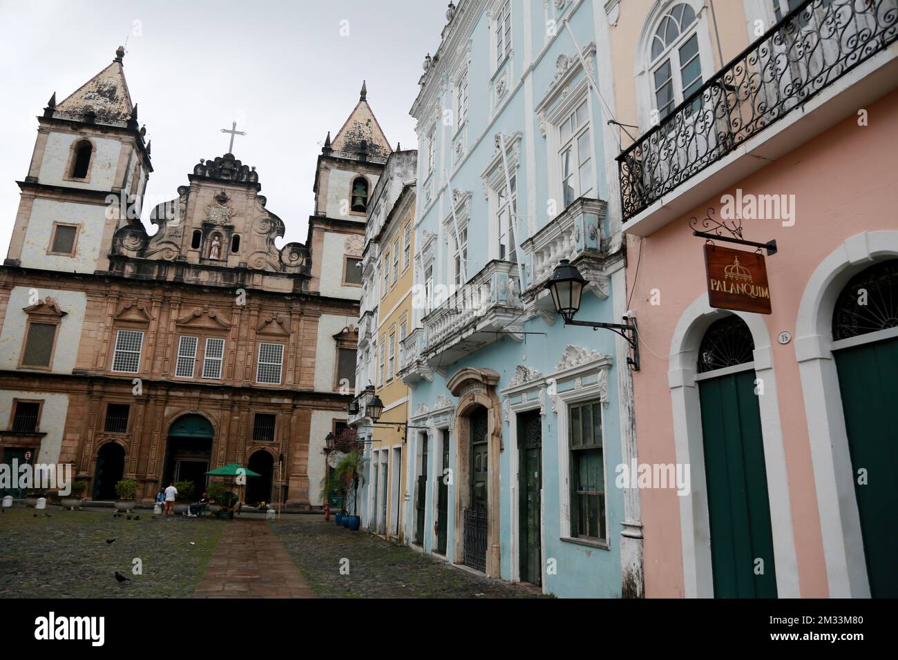 salvador, bahia, brasilien - 20. november 2022: Blick auf die Kirche Sao Franciscos in Pelourinho, historisches Zentrum der Stadt Salvador. Stockfoto