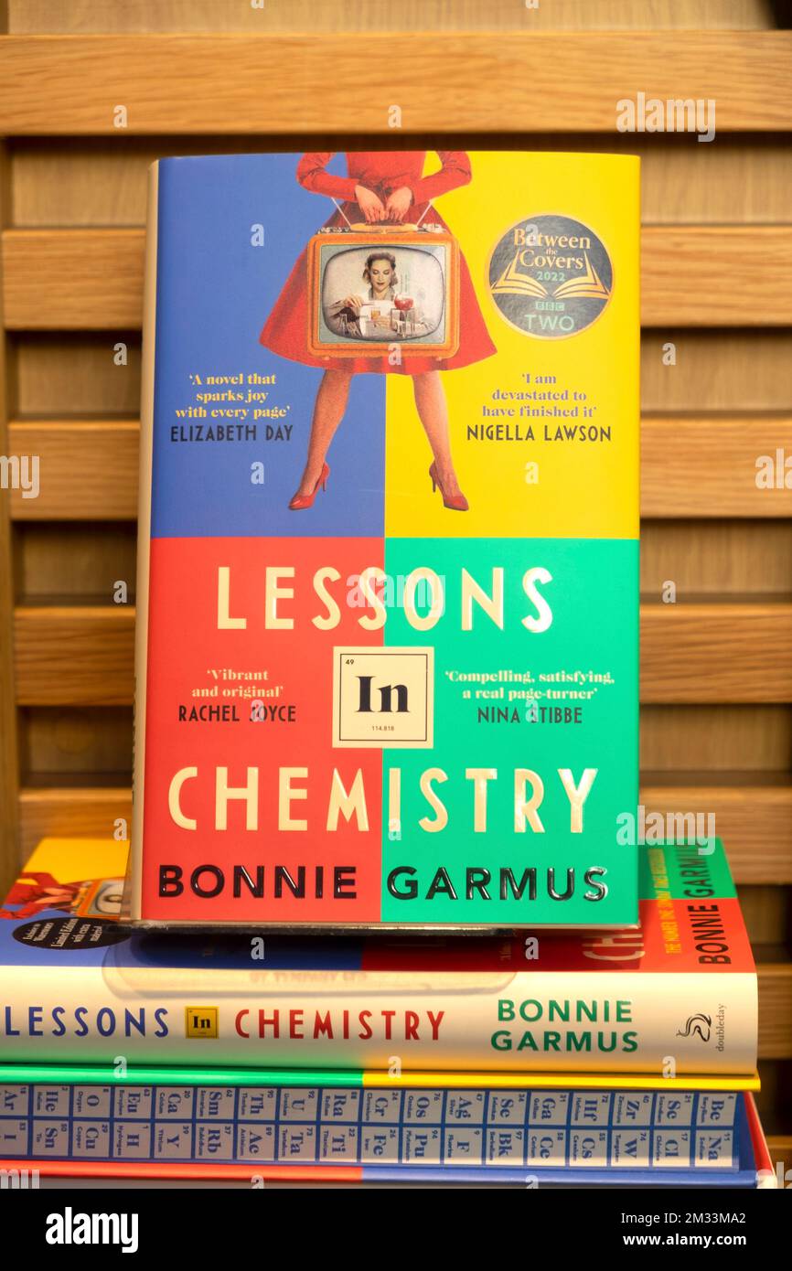 Bonnie Garmus Buch „Lessons in Chemistry“ im Waterstones Buchladen Fenster im Broadgate Circle Store 2022 London England UK KATHY DEWITT Stockfoto