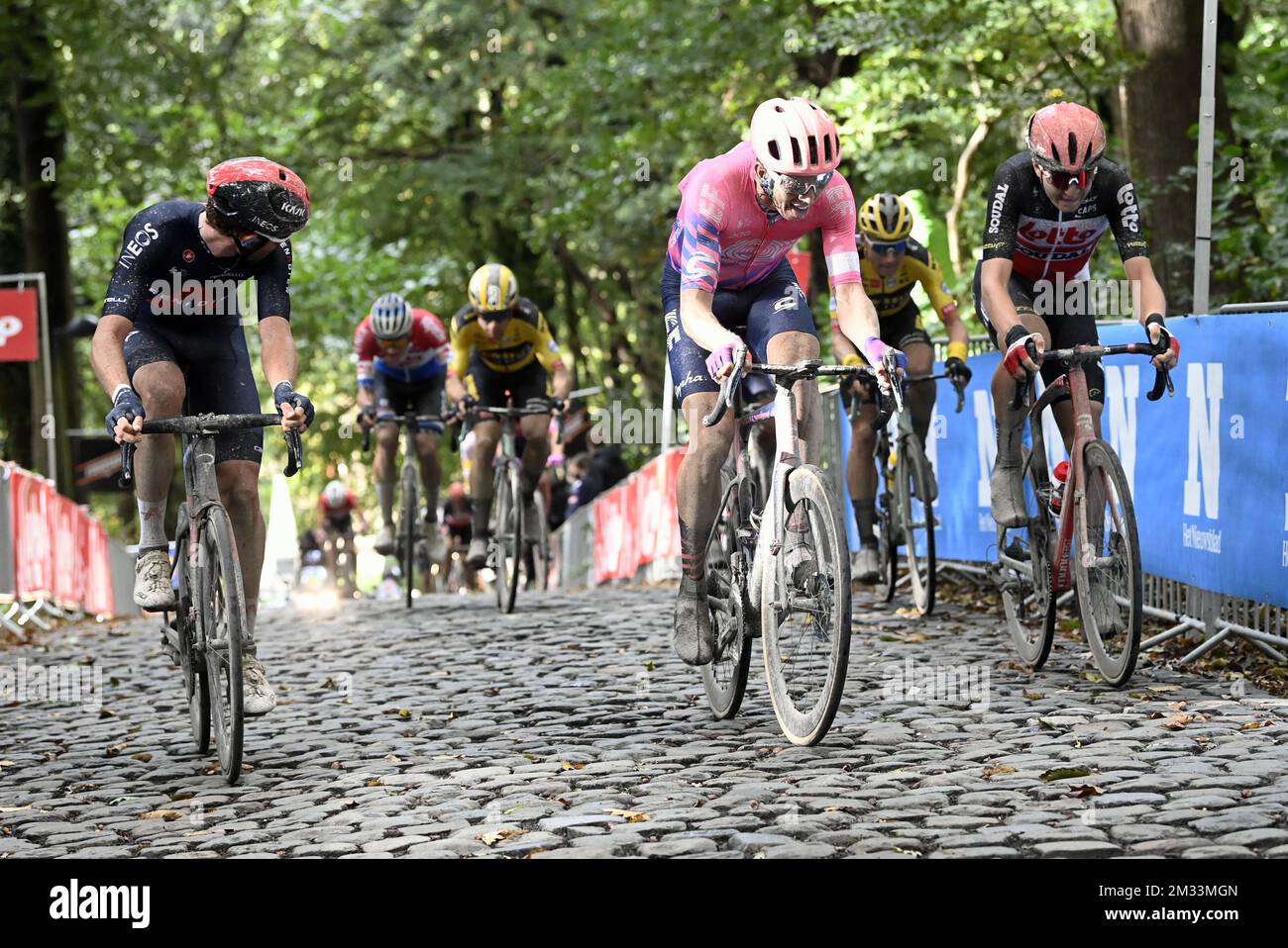 Welsh Luke Rowe von Team Ineos, belgischer Sep Vanmarcke von EF Education First Pro Cycling und belgischer Florian Vermeersch, in Aktion während des Gent-Wevelgem - in Flanders Fields eintägiges Radrennen, 232,5 km, Sonntag, 11. Oktober 2020, in Wevelgem. BELGA FOTO DIRK WAEM Stockfoto