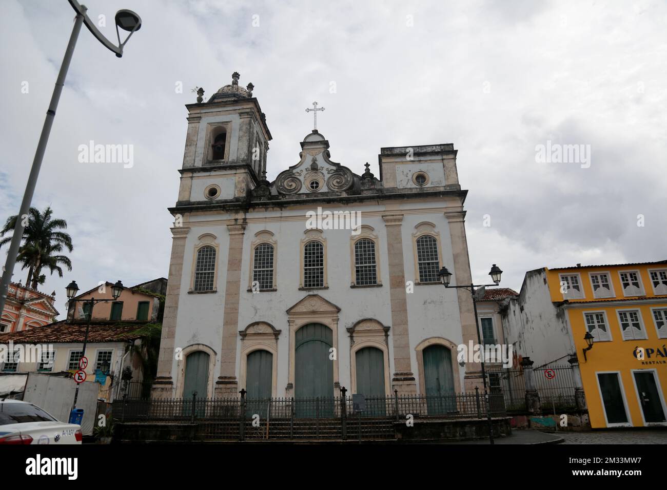 salvador, bahia, brasilien - novembro 20, 2022: Blick auf die Kirche Sao Domingos in Pelourinho, historisches Zentrum von Salvador. Stockfoto