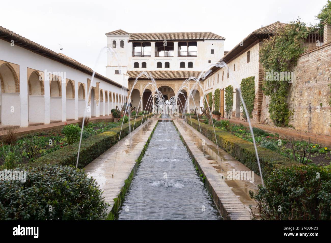 Der Acequia-Garten im antiken arabischen Architekturstil befindet sich im alhambra-Palast Stockfoto