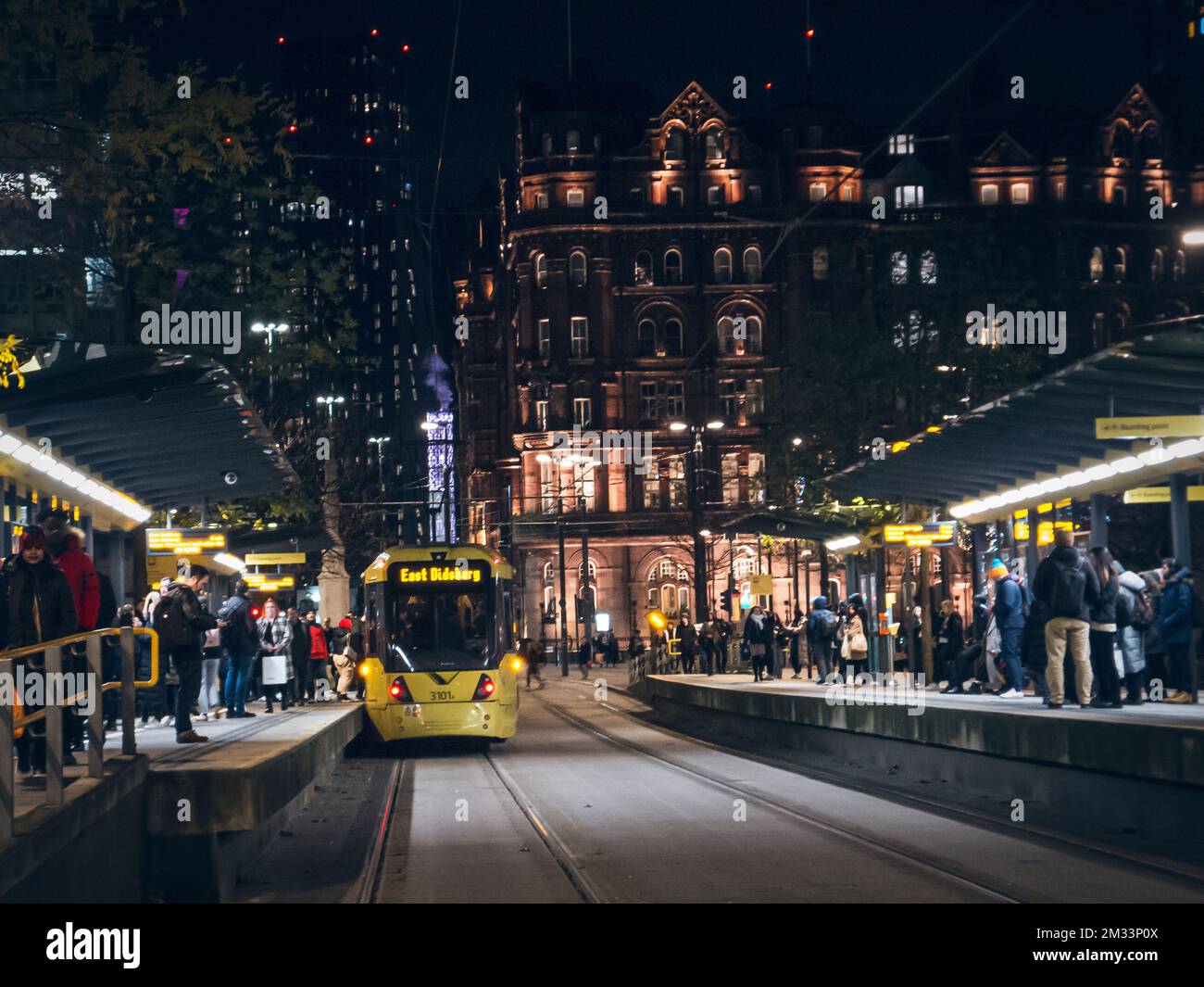 Straßenbahn in der Stadt Manchester bei Nacht. Stockfoto