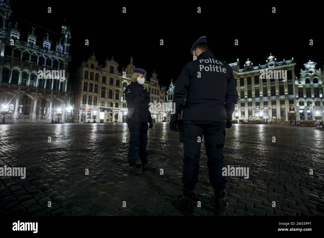 Abbildung zeigt Polizeibeamte, die zu Beginn der Ausgangssperre am