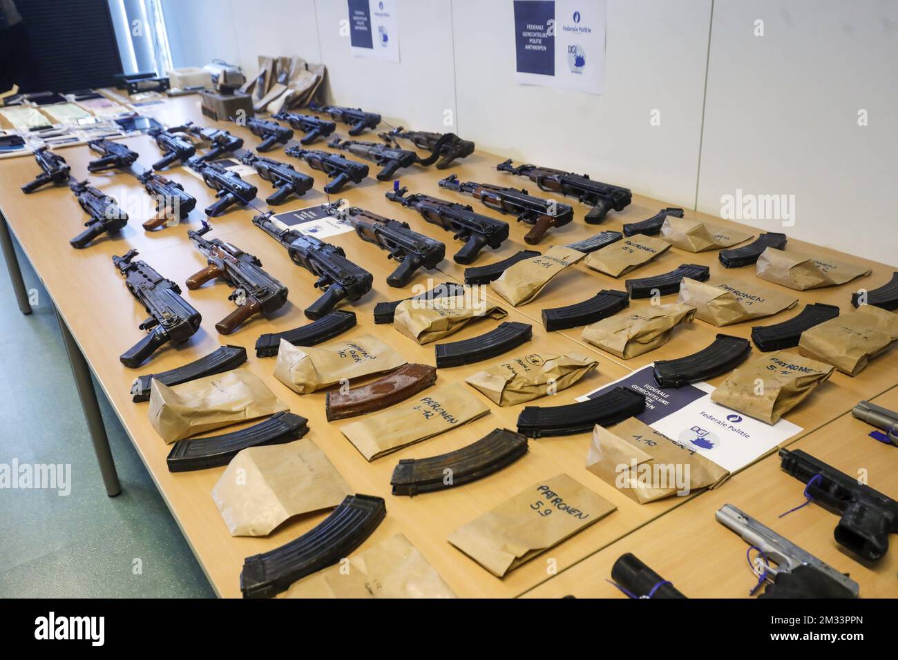 Abbildung zeigt Waffen während einer Pressekonferenz der Antwerpener Justizpolizei und der Staatsanwaltschaft am Dienstag, den 20. Oktober 2020 in Antwerpen. BELGA FOTO THIERRY ROGE Stockfoto Abbildung zeigt Waffen während einer Pressekonferenz der Antwerpener Justizpolizei und der Staatsanwaltschaft am Dienstag, den 20. Oktober 2020 in Antwerpen. BELGA FOTO THIERRY ROGE Stockfoto