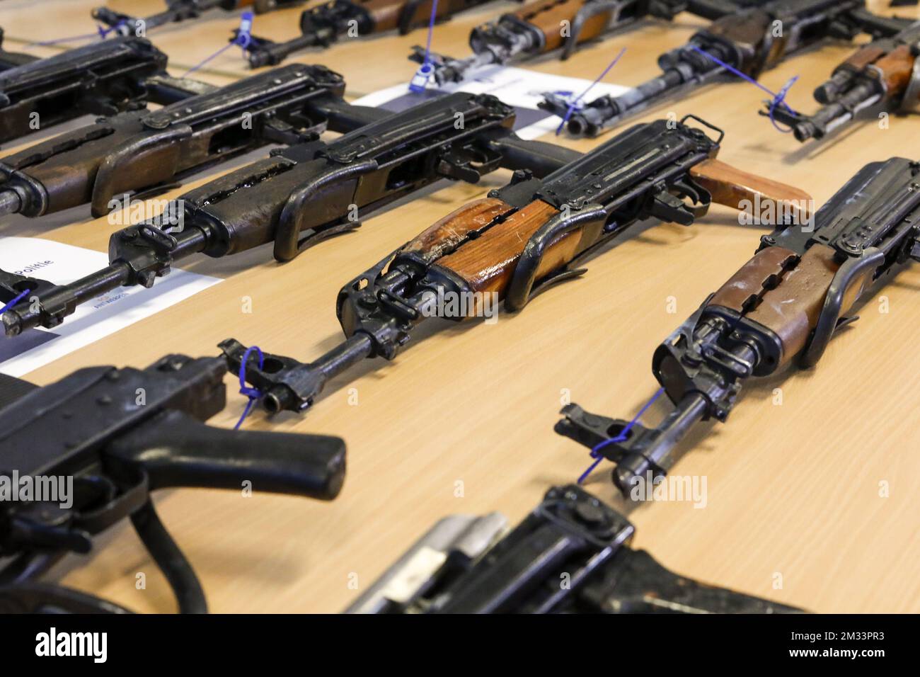 Abbildung zeigt Waffen während einer Pressekonferenz der Antwerpener Justizpolizei und der Staatsanwaltschaft am Dienstag, den 20. Oktober 2020 in Antwerpen. BELGA FOTO THIERRY ROGE Stockfoto Abbildung zeigt Waffen während einer Pressekonferenz der Antwerpener Justizpolizei und der Staatsanwaltschaft am Dienstag, den 20. Oktober 2020 in Antwerpen. BELGA FOTO THIERRY ROGE Stockfoto
