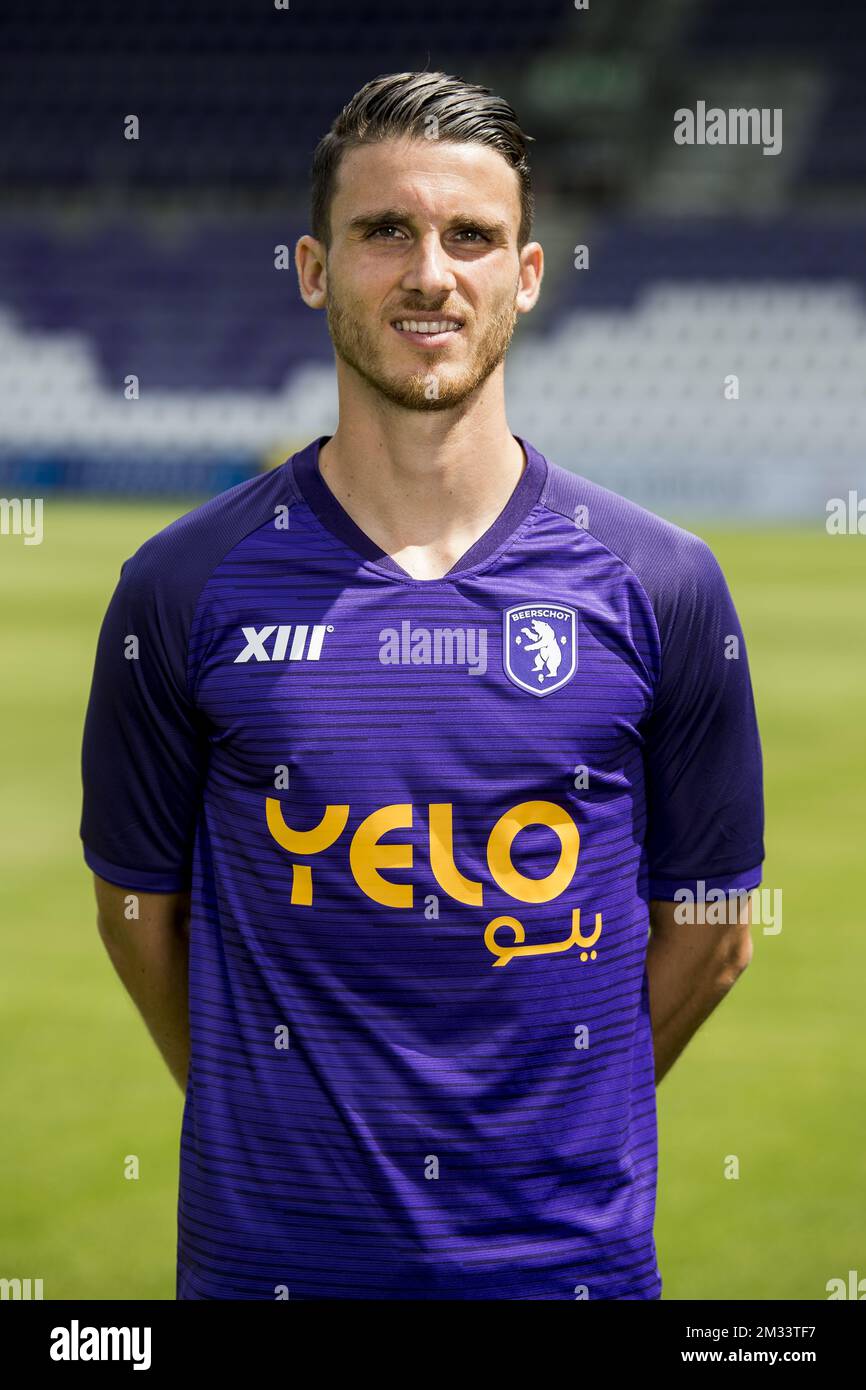 Beerschot's Pierre Bourdin posiert für den Fotografen beim Fotoshooting