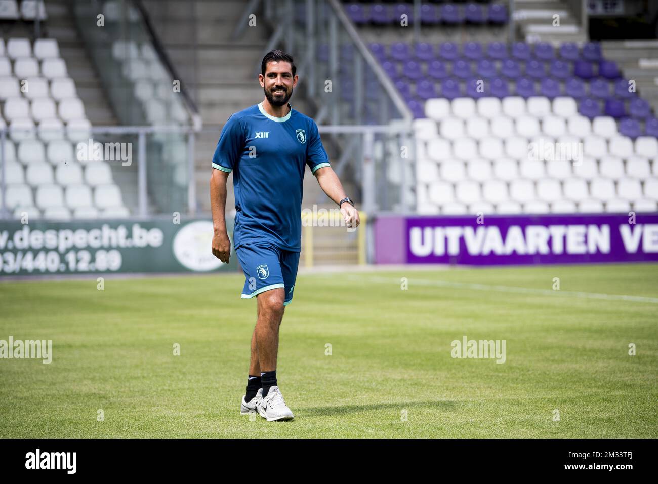 Beerschots Cheftrainer Hernan Losada posiert für den Fotografen beim