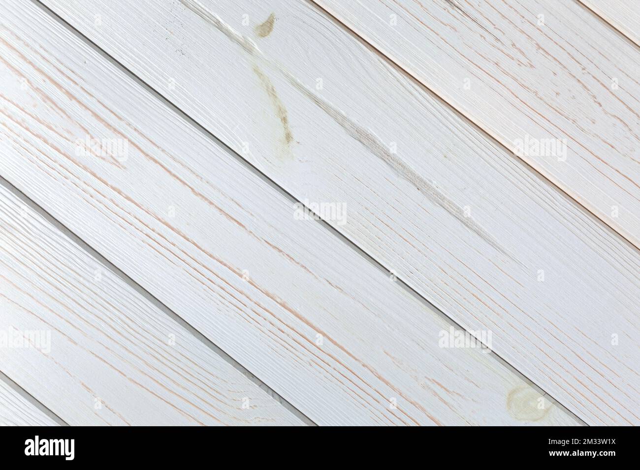 Der Hintergrund des alten Holzes ist grau gefärbt. Platz für Text oder Design. Stockfoto