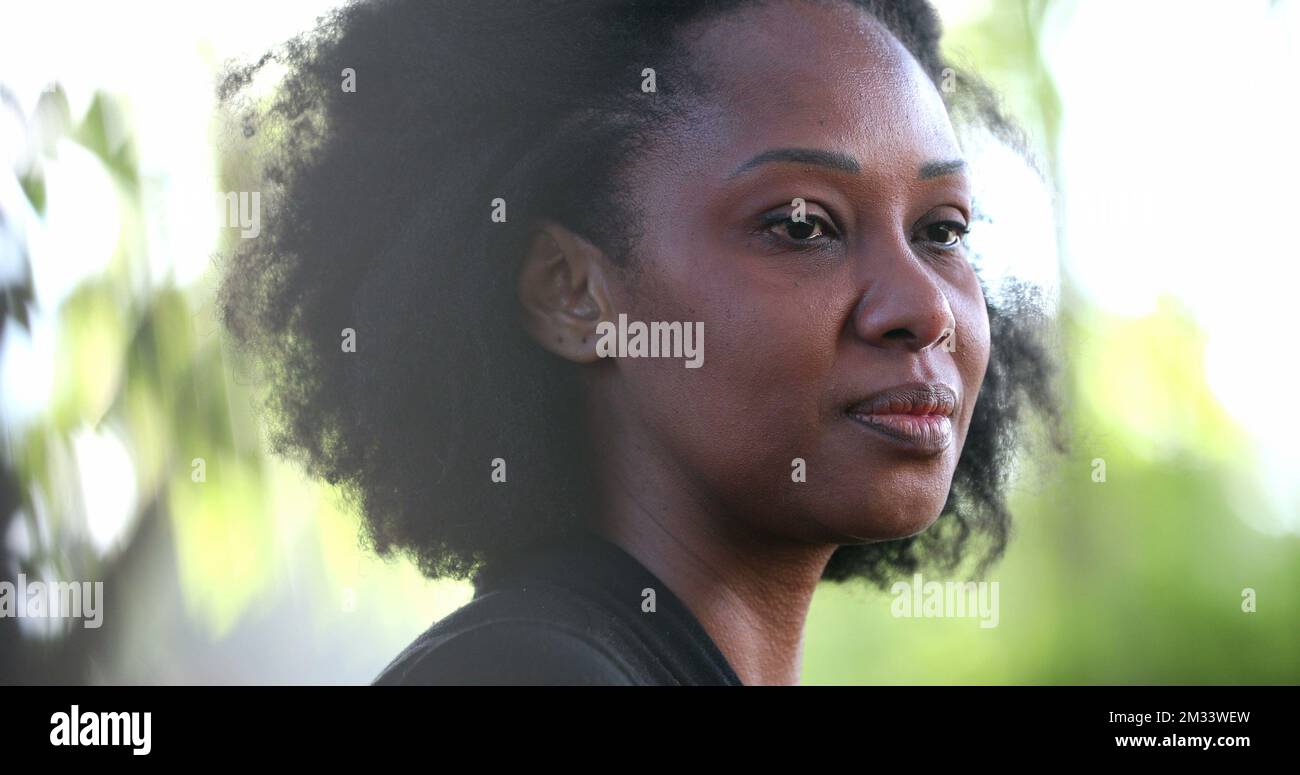 Nachdenkliche schwarze Afrikanerin, die in Gedanken denkt Stockfoto