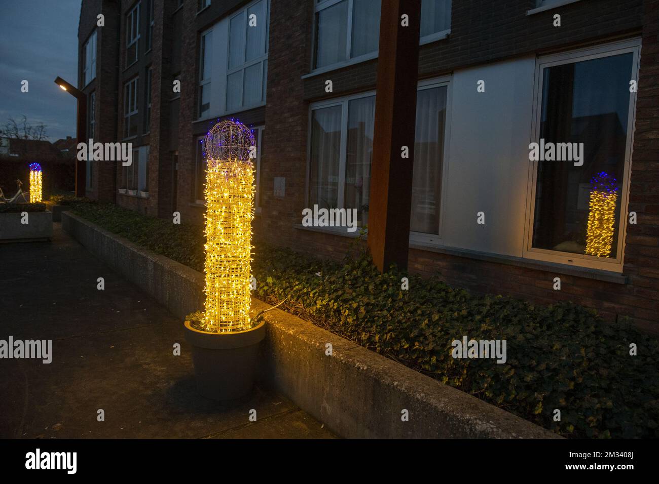 Die Abbildung zeigt die phallischen Weihnachtslichter in Oudenburg, Provinz Westflandern, Freitag, den 20. November 2020. Die Lichter sollten Kerzen ähneln, aber mit der blauen Kuppel oben sehen sie eher wie männliche Genitalien aus. BELGA FOTO NICOLAS MAETERLINCK Stockfoto