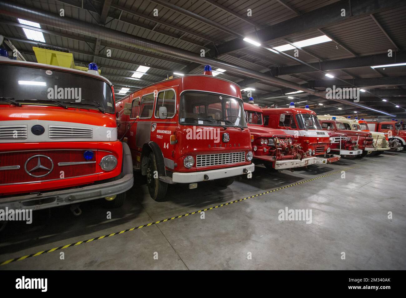 Verlegung des Inhalts des Feuerwehrmuseums von Aalst nach Ravels, Samstag, den 21. November 2020. Nach dreißig Jahren zieht das Feuerwehrmuseum von Aalst zum Weelde Depot, dem ehemaligen Militärgelände in Ravels. Die Sammlung des Museums umfasst 140 alte Feuerwehrfahrzeuge. Da einige Autos nicht mehr fahren können, werden die letzten 40 Autos am Samstag auf Tieflader geladen und in einer Säule zum neuen Museumsstandort BELGA FOTO NICOLAS MAETERLINCK transportiert Stockfoto