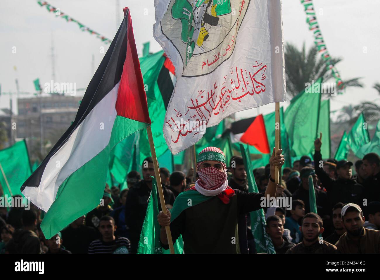 Gaza-Stadt, Gaza-Streifen, Palästina. 14.. Dezember 2022. Gaza, Palästina. 14. Dezember 2022.die Islamische Widerstandsbewegung der Hamas veranstaltet ein Festival, um den 35.. Jahrestag ihrer Gründung zu feiern. Während des Festivals mit dem Titel "Wir werden mit einer tosenden Flut kommen" winkten die Teilnehmer die palästinensischen, Hamas- und Lions-Den-Flaggen und hielten gleichzeitig ihr Recht aufrecht, sich der israelischen Besatzung zu widersetzen. Kredit: ZUMA Press, Inc./Alamy Live News Stockfoto