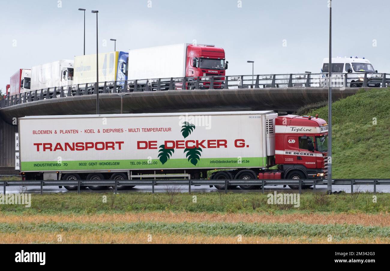 Abbildung zeigt einen belgischen Lkw in einem Stau am Eurotunnel des Ärmelkanaltunnels in Calais, Frankreich, Freitag, 04. Dezember 2020. Viele Unternehmen wollen so viele Waren wie möglich nach Großbritannien bringen, bevor die neuen Brexit-Regeln am 1.. Januar in Kraft treten. BELGA FOTO BENOIT DOPPPAGNE Stockfoto