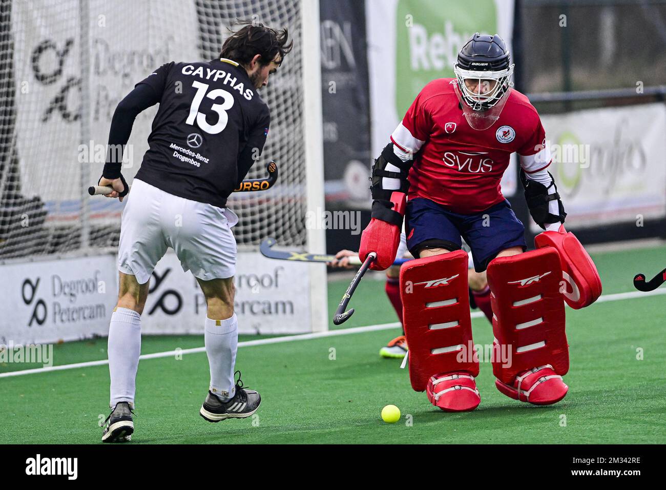 Alexis Cayphas vom Rennsport und James Carr, Torwart von Leuven, kämpfen bei einem Hockeyspiel zwischen KHC Leuven und dem Royal Racing Club de Bruxelles um den Ball, Sonntag, den 06. Dezember 2020 in Leuven, am 13. Tag der belgischen Eishockeymeisterschaft der ersten Division. BELGA FOTO LAURIE DIEFFEMBACQ Stockfoto