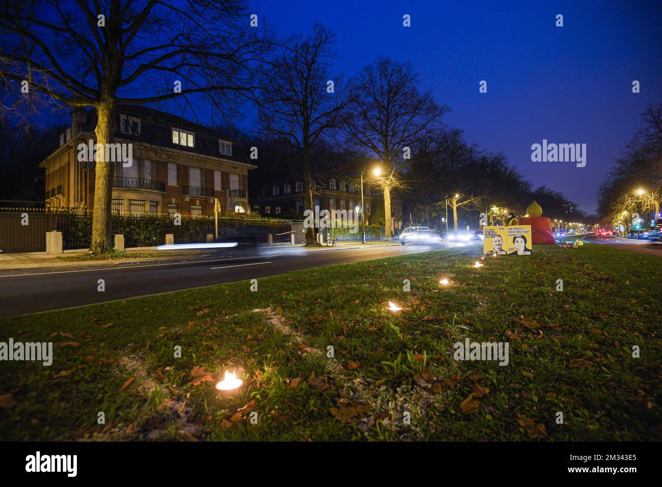 Abbildung zeigt Kerzen, die von Amnesty International zwischen dem Iran und den Botschaften des Quatars in Brüssel am Mittwoch, den 09. Dezember 2020, gezeigt wurden. Anlässlich des Menschenrechtstages sollen überall auf der Welt Kerzen angezündet werden. BELGA FOTO LAURIE DIEFFEMBACQ Stockfoto