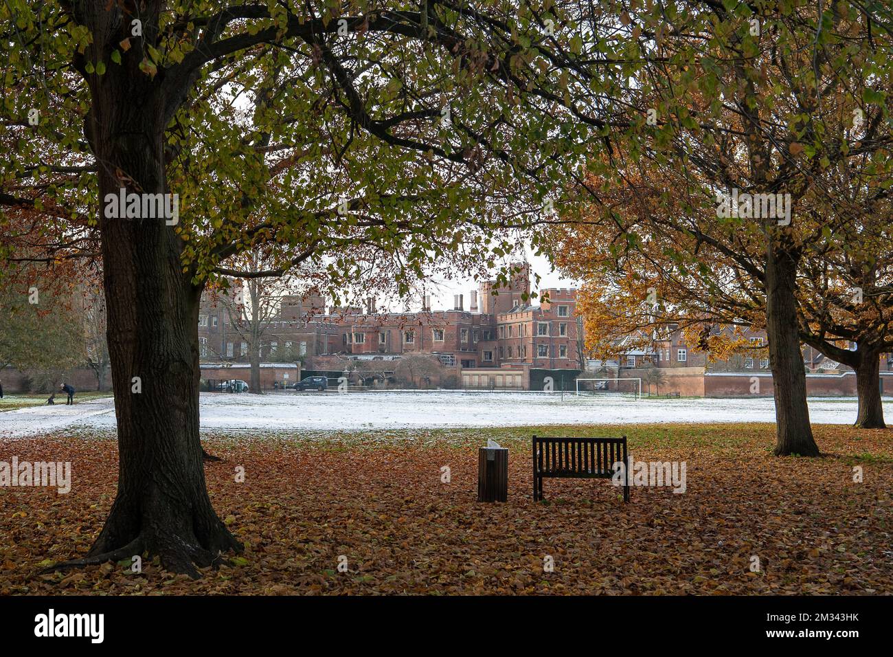 Eton, Windsor, Berkshire, Großbritannien. 14.. Dezember 2022. Die berühmte öffentliche Schule Eton College im Schnee. Nach einem leichten Schneestaub Anfang der Woche in Eton bleibt Schnee bestehen, da die Temperaturen heute wieder unter dem Gefrierpunkt geblieben sind. Kredit: Maureen McLean/Alamy Live News Stockfoto