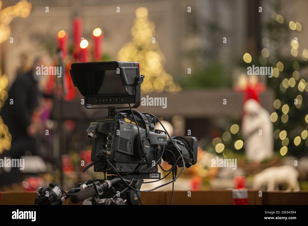 Das Bild zeigt eine Kamera, die für eine Live-Messe in der Kirche in Jette, Brüssel, am Sonntag, den 13. Dezember 2020 eingerichtet wurde. BELGA FOTO NICOLAS MAETERLINCK Stockfoto