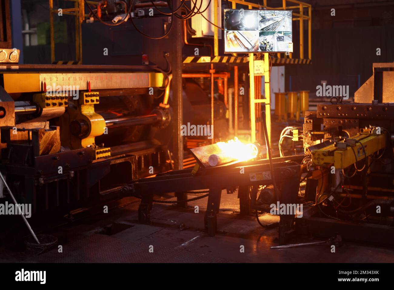 Das Innere ist moderne Ausrüstung in der Fabrik, experimentelle Ausrüstung. Arbeiten Sie mit Metall Stockfoto