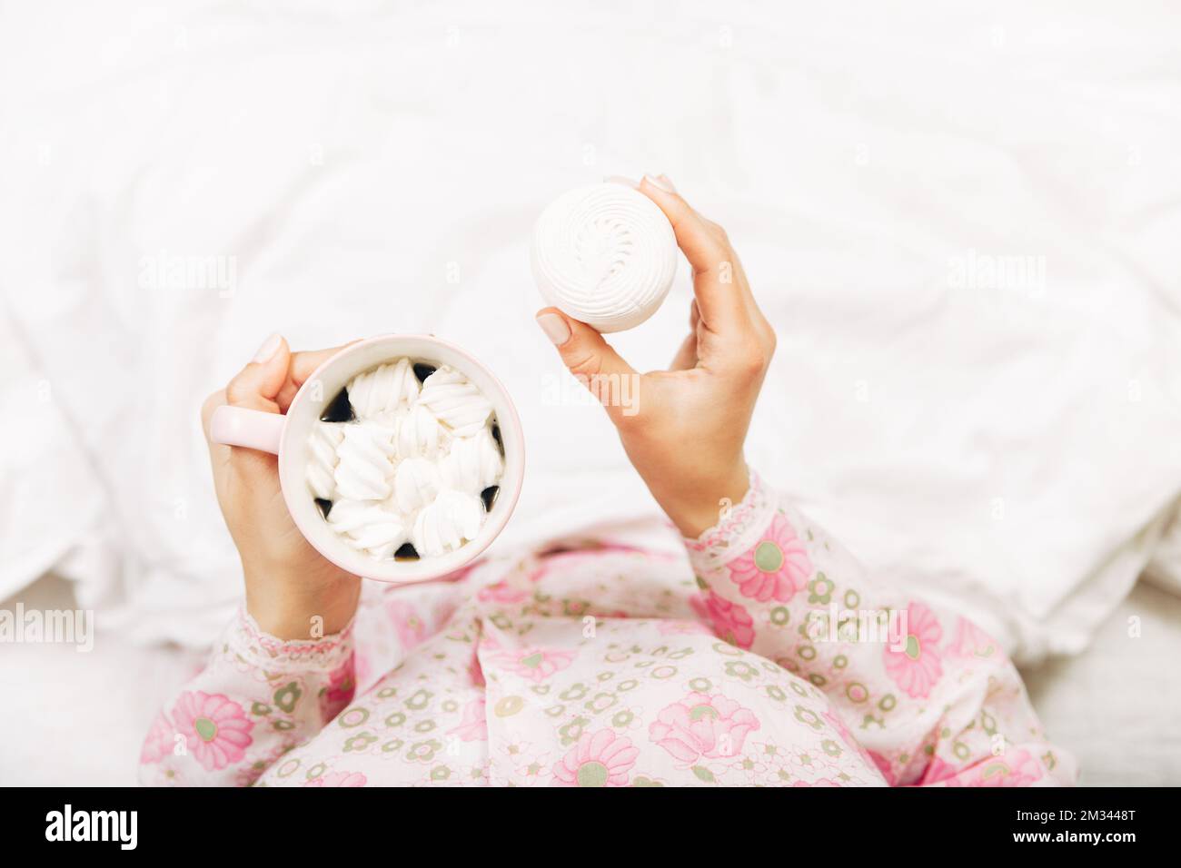 Kaffee und Marshmallows in Frauenhänden.Draufsicht Stockfoto