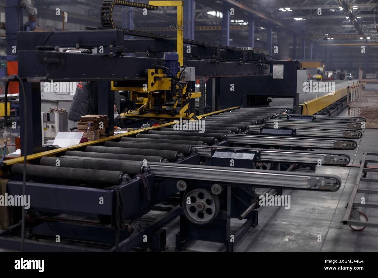 Das Innere ist moderne Ausrüstung in der Fabrik, experimentelle Ausrüstung. Arbeiten Sie mit Metall Stockfoto