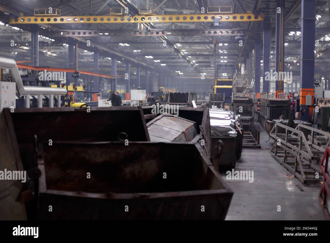 Das Innere ist moderne Ausrüstung in der Fabrik, experimentelle Ausrüstung. Arbeiten Sie mit Metall Stockfoto
