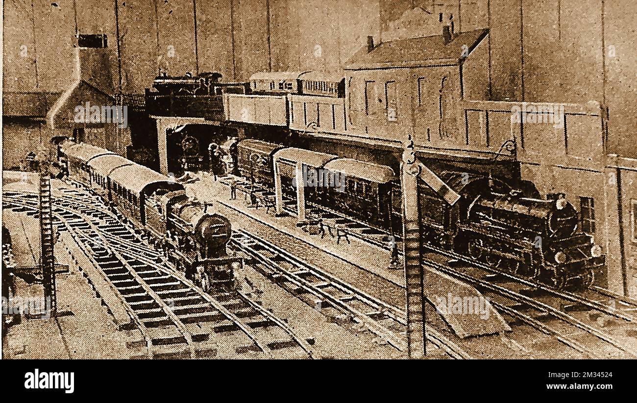 Ein Miniaturmodell aus den 30er Jahren des Bahnhofs Weymouth (Southern Railways) mit dem Atlantic Coast Express (rechts). Stockfoto