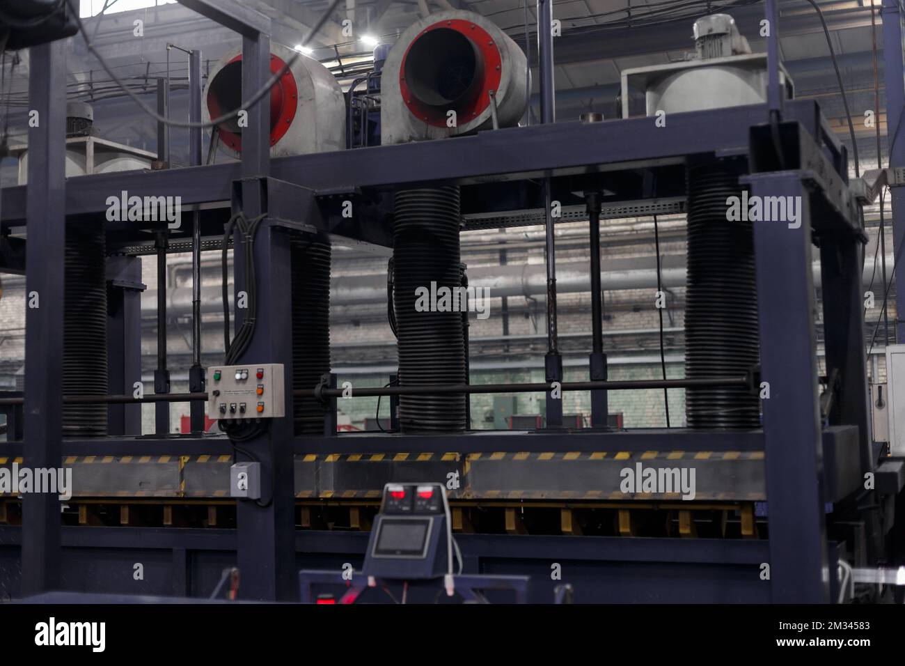 Das Innere ist moderne Ausrüstung in der Fabrik, experimentelle Ausrüstung. Arbeiten Sie mit Metall Stockfoto