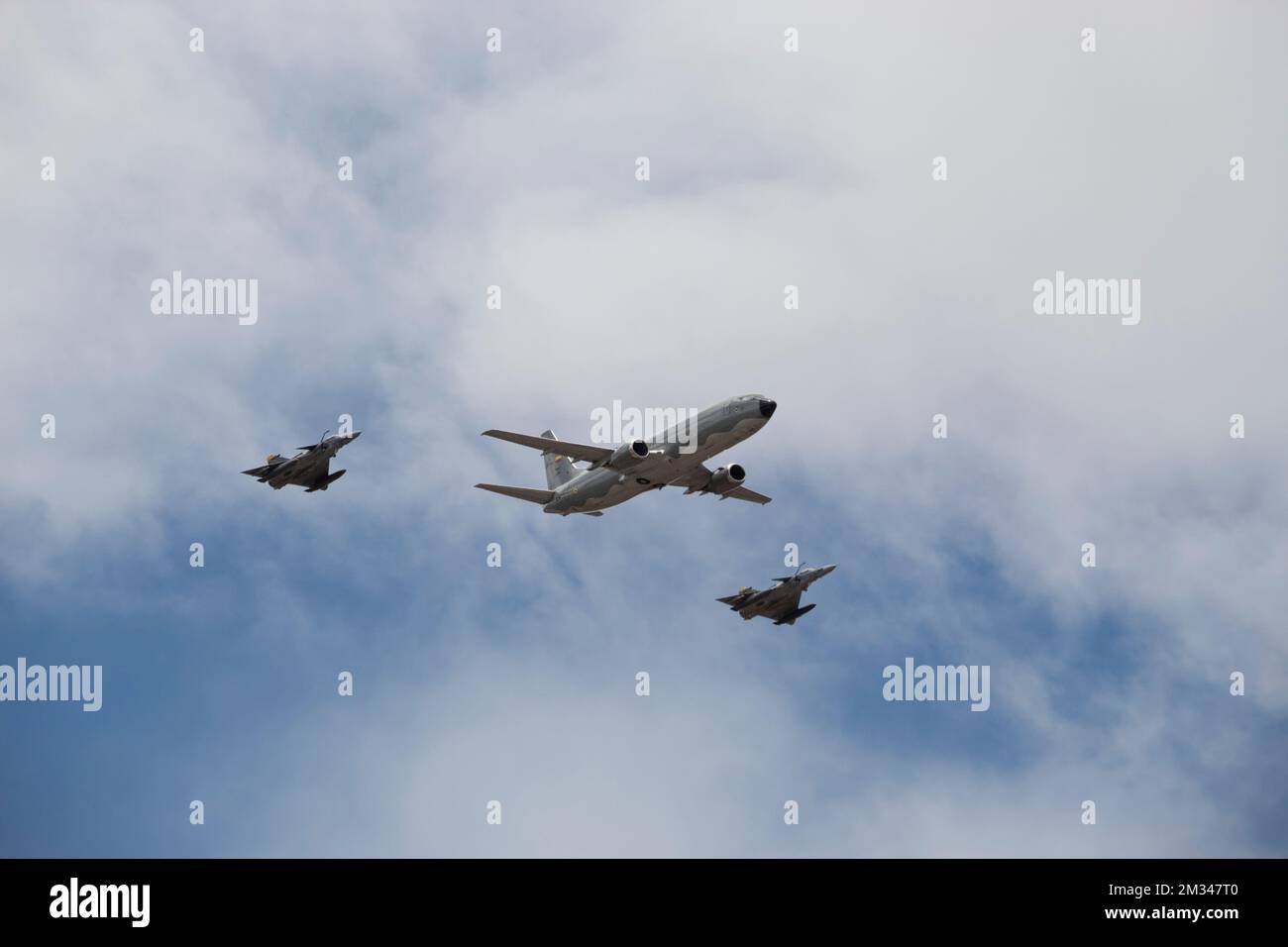 Zwei Kampfjets und ein großes Flugzeug während der kolumbianischen Airforce Show der Unabhängigkeit Stockfoto