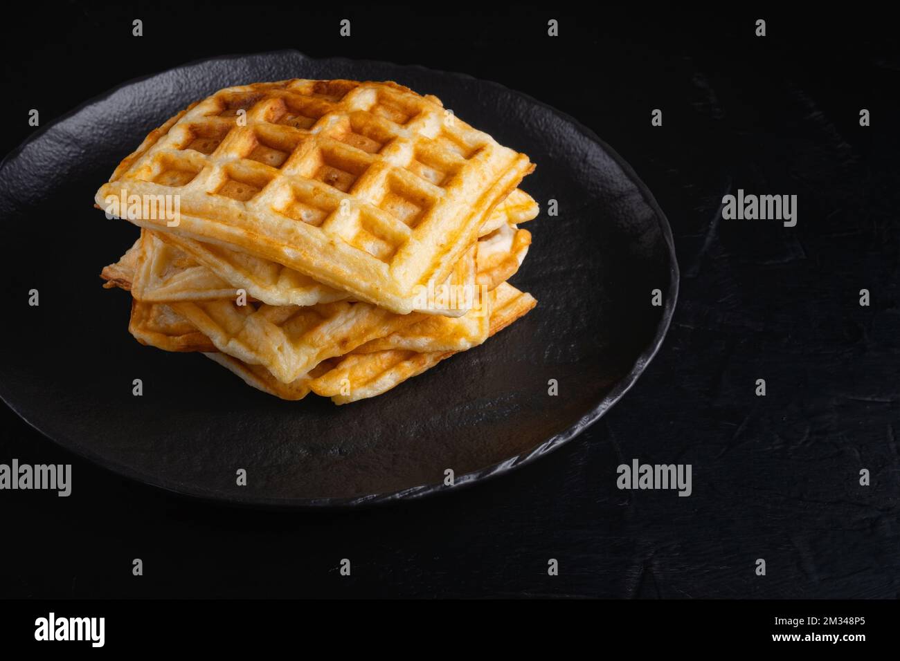 Belgische Waffeln auf schwarzem Hintergrund Stockfoto